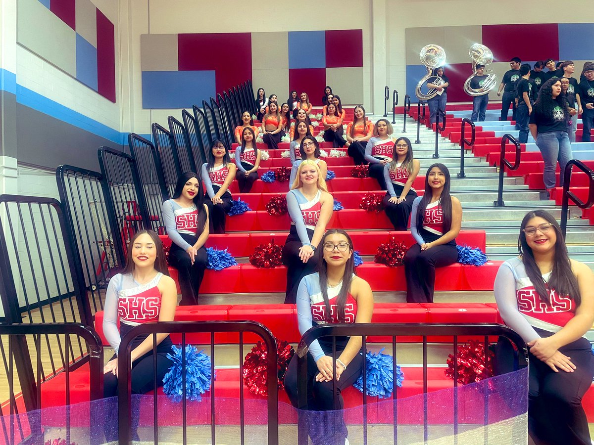 reynaga_lesly's tweet photo. Go bulldogs go! Pep-Rally ready 🐾❤️ #bulldognation #dynamicguard #missionettes #SHSBand https://t.co/0lMPOyo6Nz
