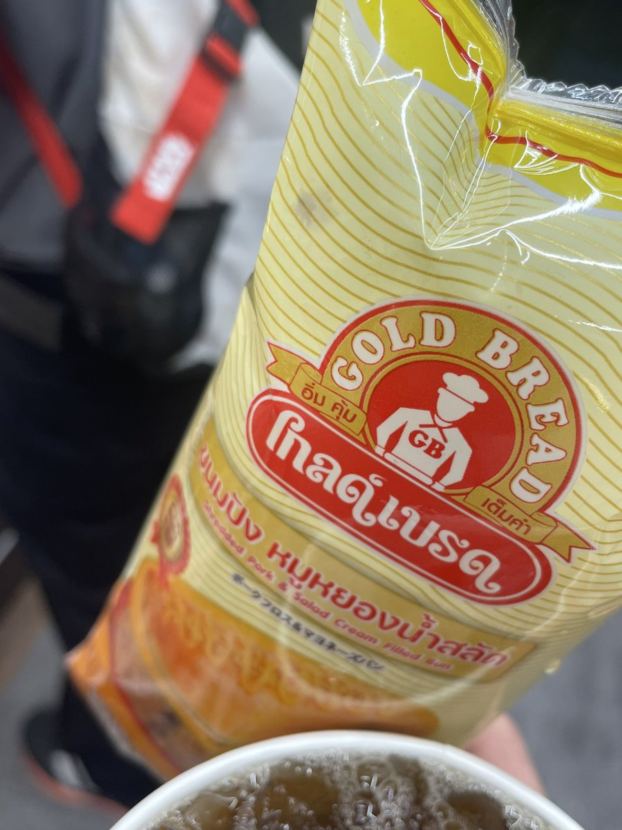 vtuk0321's tweet photo. Lazy day with #ขนมปังโกลด์เบรด
#ZOLAR
#GoldBread https://t.co/aaeOElvaAX