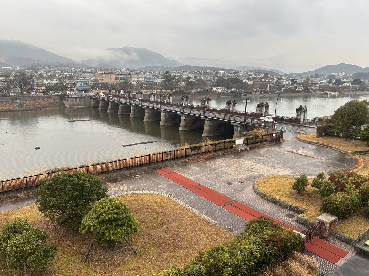 mlit_biwako_ka's tweet photo. 🔸本日の瀬田川洗堰情報！
≪放流量の変更予定はありません≫
(６時の琵琶湖水位 -78㎝)
(６時の洗堰放流量  92㎥/s)
現在宇治発電所及び琵琶湖疏水の取水停止・減量に伴い、瀬田川洗堰へ振り替えて放流しています。
【琵琶湖河川事務所 渇水対策支部 警戒体制 発令中】
※ 水を大切にしましょう‼ https://t.co/2KC0BaVQlb