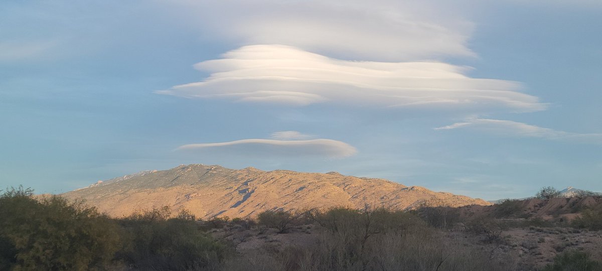 AZPuffins's tweet photo. Pretty cloud day in #Tucson this afternoon. Hopefully that is a good sign for the UofA basketball game tonight. #BearDown #BTFD #azwx https://t.co/B0jBxc9nv2