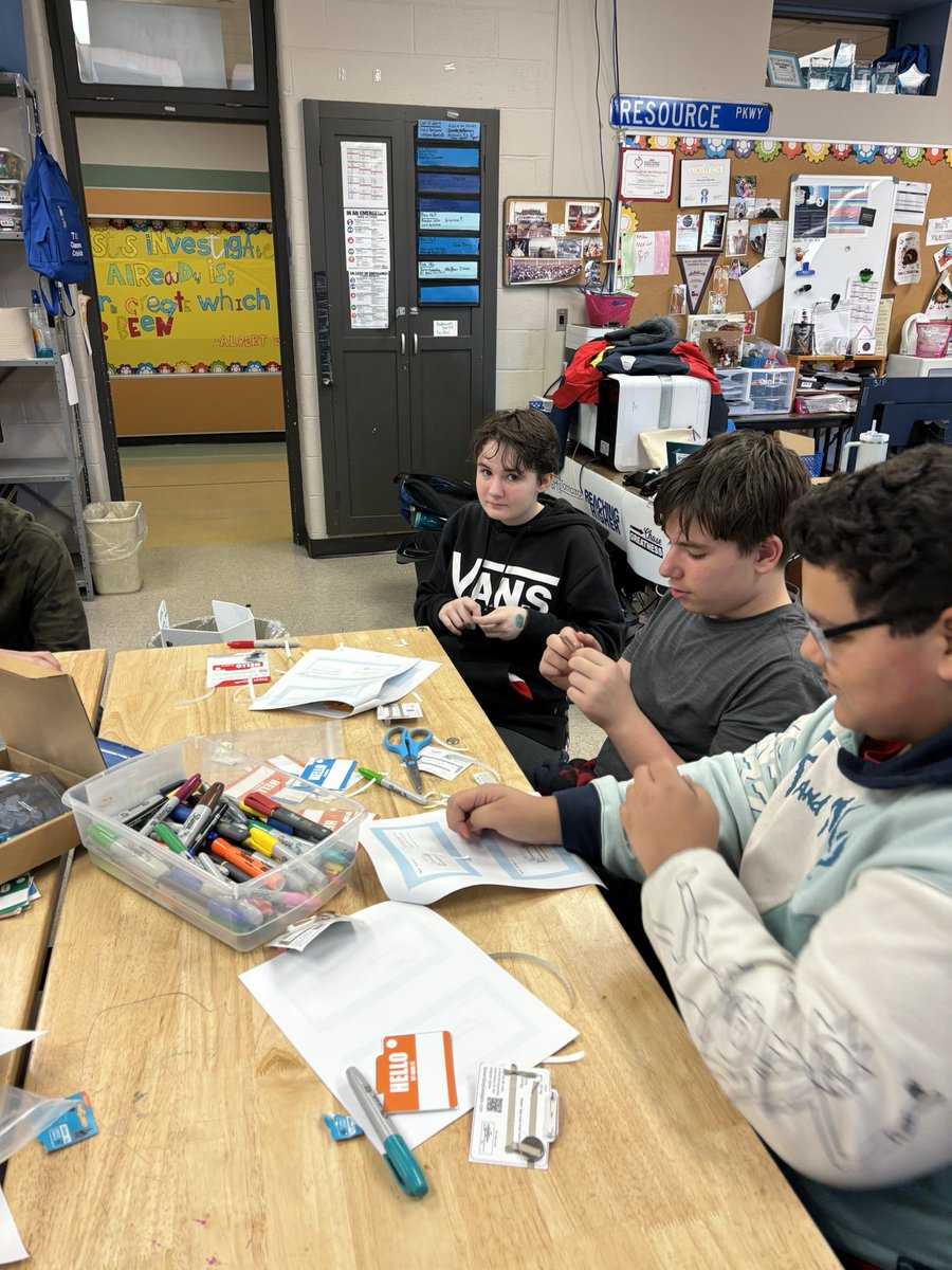 maribet38058796's tweet photo. So much laughter this afternoon in robotics club!! We got to know each other while making super cool name tags!! #TisdStem @TempleISD @TravisTISD @BrownDogGadgets https://t.co/of7FBmSPBW
