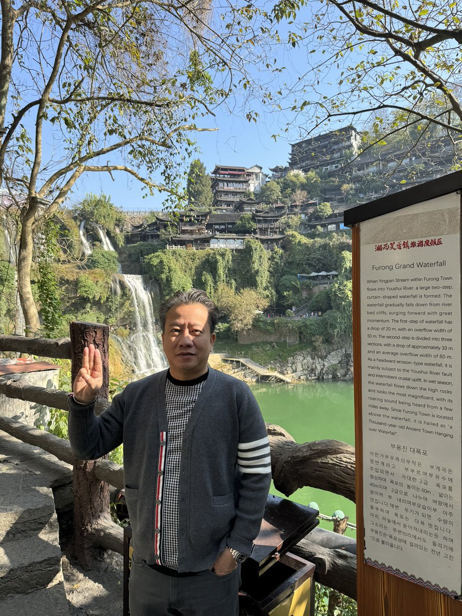 Salam 3 jari🤟 Lawan pembegal konstitusi Gemoy jadi capres abadi Ganjar-Mahfud Presiden RI Location: Furong Ancient town Hunan Province China