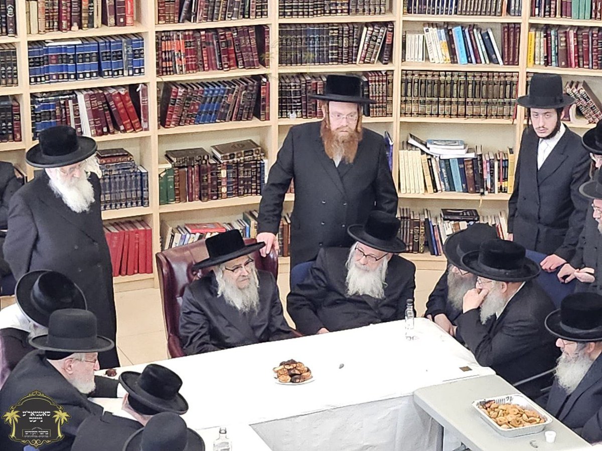 HQSatmar's tweet photo. Satmar Grand Rebbe Aron giving L'Chayim at the #Chabad Shul in #PalmSprings #CA honoring the 98th #Yahrtzeit of his esteemed grandfather, Rabbi Chaim Zvi Teitelbaum OBM. He was the Sigeter Rav and author of the renowned 'Atzei Chaim' (1880-1926) interred in #Sighet #Romania https://t.co/FOBrRyyRbr