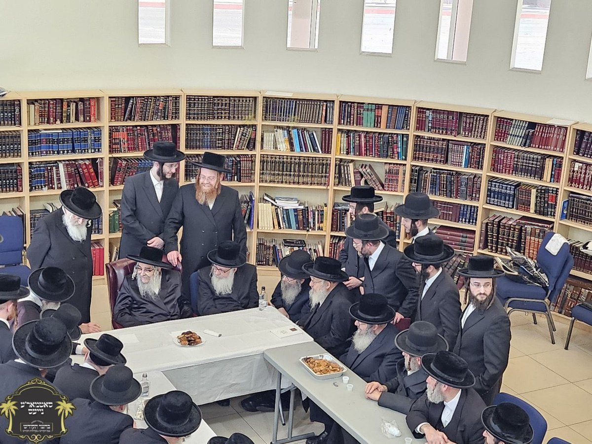 HQSatmar's tweet photo. Satmar Grand Rebbe Aron giving L'Chayim at the #Chabad Shul in #PalmSprings #CA honoring the 98th #Yahrtzeit of his esteemed grandfather, Rabbi Chaim Zvi Teitelbaum OBM. He was the Sigeter Rav and author of the renowned 'Atzei Chaim' (1880-1926) interred in #Sighet #Romania https://t.co/FOBrRyyRbr