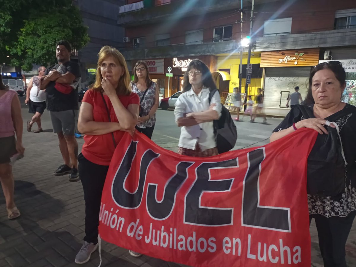 PTS_FITU_TdF's tweet photo. Ahora la Asamblea Vecinal Abierta #TresDeFebrero reunida en la Plaza de Caseros #Ruidazo 
Unidad para derrotar el plan de guerra de Milei,los empresarios y el FMI Fuerzas hay para tirar abajo el DNU, la Ley Omnibus y el protocolo de Bulrrich. El 24 todos a las calles https://t.co/8LnKZT34za