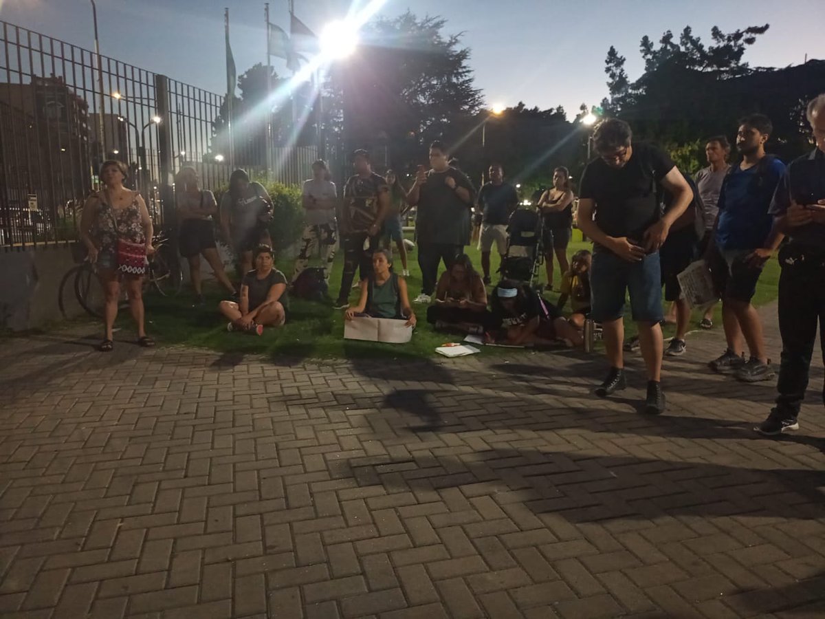 PTS_FITU_TdF's tweet photo. Ahora la Asamblea Vecinal Abierta #TresDeFebrero reunida en la Plaza de Caseros #Ruidazo 
Unidad para derrotar el plan de guerra de Milei,los empresarios y el FMI Fuerzas hay para tirar abajo el DNU, la Ley Omnibus y el protocolo de Bulrrich. El 24 todos a las calles https://t.co/8LnKZT34za