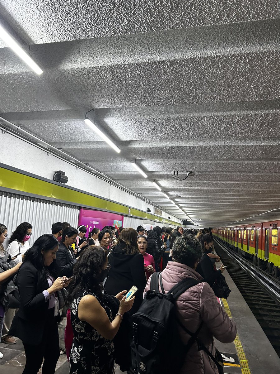 LaydesFrida's tweet photo. @MetroCDMX ¿Que pasa en la línea 3? Llevamos más de 20 min esperando!!! Se está llenando demasiado el andén. 🤬🤬 https://t.co/K1FopjULhd