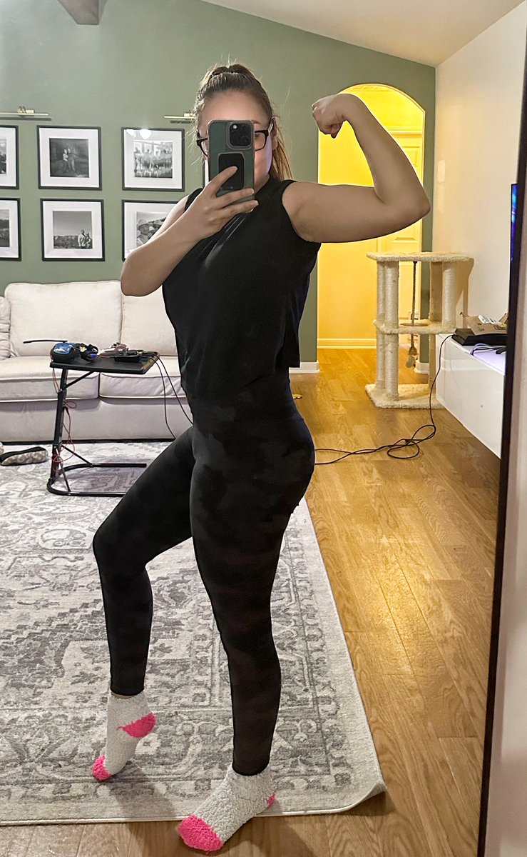 Rissa_MT's tweet photo. Tbh I did not want to work out today. I did arms, chest & back. I need to work on my #arms more. I feel like they are disappearing π. #fitnessaddict #fiton #bodybuilding #fitgirl #FitnessJourney #FitnessMotivation #fitnessgirls #liftingweights #workout #WorkoutWednesday https://t.co/NVNgAZ44Qu