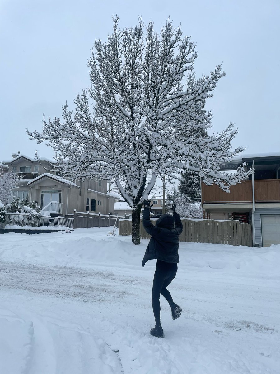kkkkkt08069's tweet photo. 雪ではしゃぐ私(^-^) https://t.co/fZxM2bm0Pn