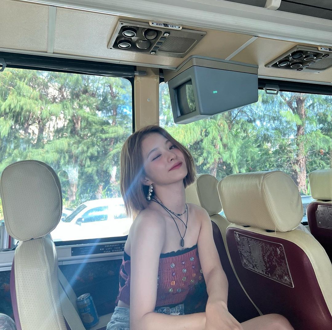 nakyuzng's tweet photo. The slang is quite adequate to characterize this catto girl with her short caramel hair and the long-awaited summer! She seemed to be prepared to play with the sunshine which will warm her face as butterflies flit by. Every summer, like the roses, childhood returns! 𓍢ִ໋🌷͙֒ ᰔᩚ https://t.co/ujB3Sx4yt2