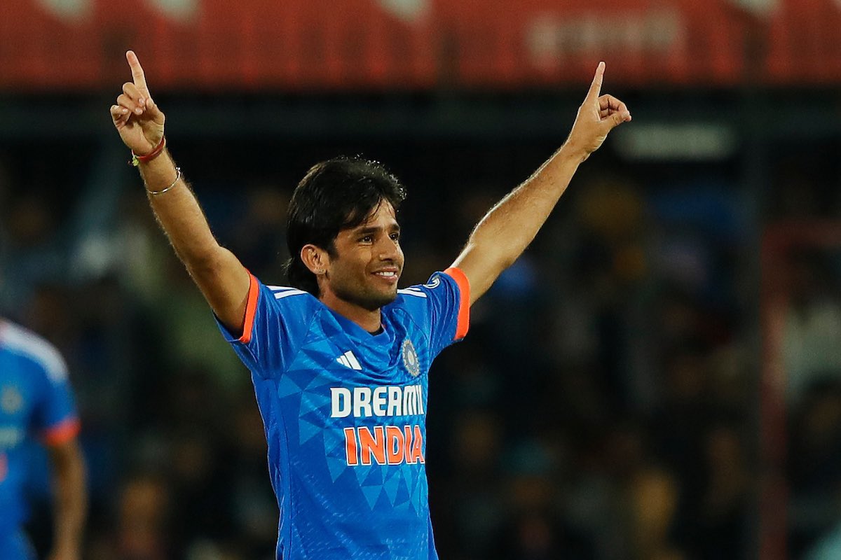 CricCrazyJohns's tweet photo. Dravid said "Rohit went with his gut feel, he went with Bishnoi - felt a spinner had the better chance to take 2 wickets as we were defending a small total - it was a great call from Rohit". [Press] https://t.co/b8eMyykhAm