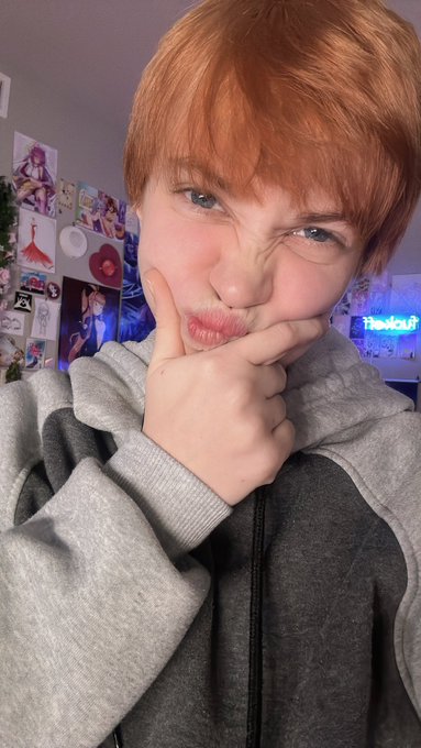 Ok streaming and working on cosplays now 🙏🏻 https://t.co/LDq96MoiWk https://t.co/tLgyuDlm3W
