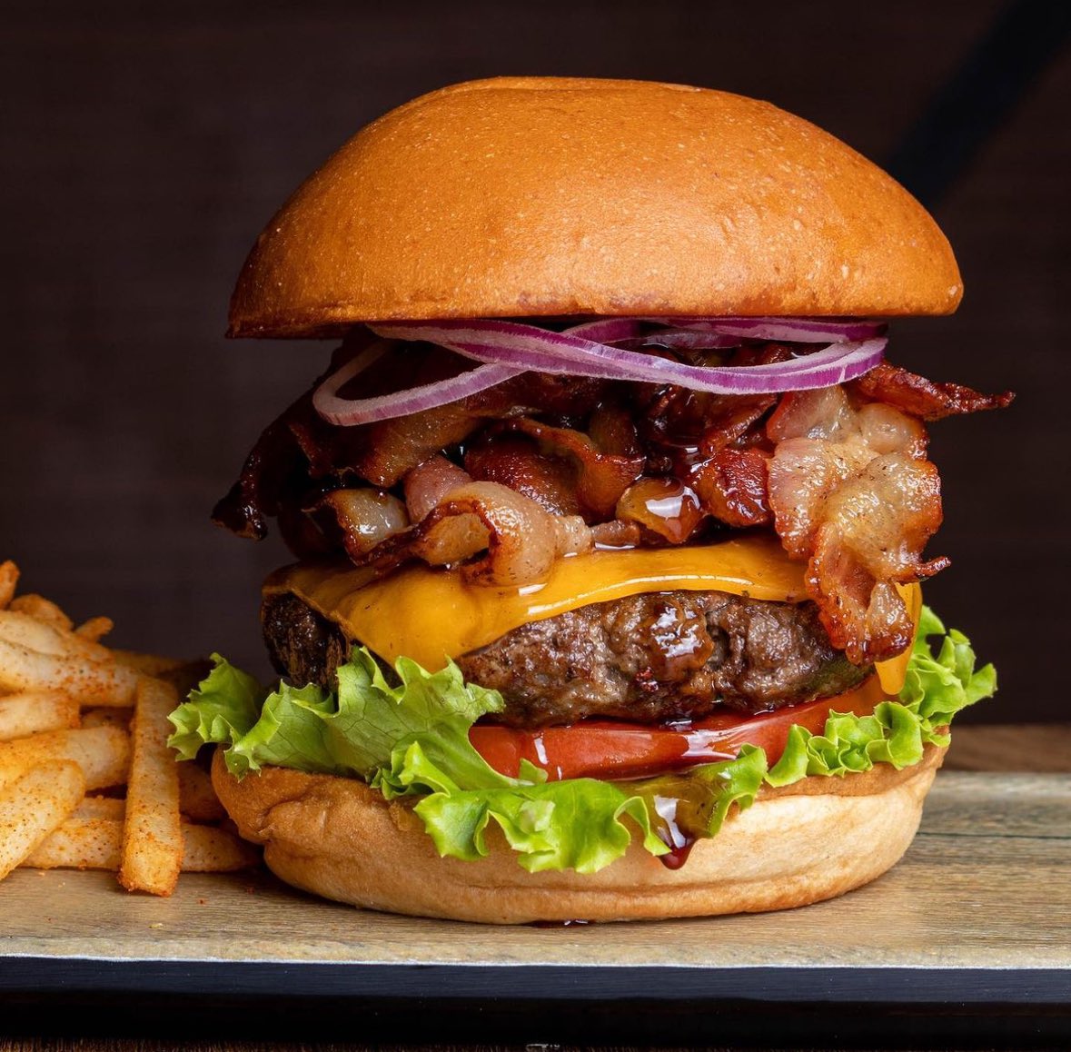 SlabonPTY's tweet image. 🍔Nuestras hamburguesas son con jugosa carne angus certificada, vegetales frescos y sabores únicos🔝😋 

🥓 ¡Ven y prueba la bacon lovers! 

#hamburguesas #burgerlovers #angusbeef #calidadgarantizada #restaurantespanama #foodiespanama #foodloverspty #quecomerpanama