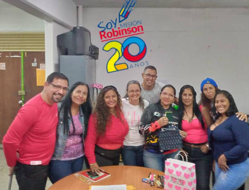 #Hoy reunidos como una gran familia el equipo de @araguafsr para celebrar el día del maestro y el cumpleaños a nuestra Coordinadora Académica Regional Prof Bestalia Nieves #AvanzamosParaVencer @NicolasMaduro @_LaAvanzadora @Sociabolivarian