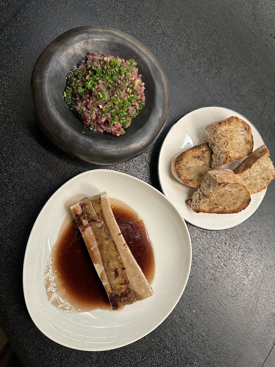 ivannazau's tweet photo. Quiero apoyar a los restaurantes porque la están pasando muy mal. Hoy conocí Clara en #Quito. Si van pidan el tartare con tuétano 🤤

Precio promedio platos 🍴 $18 y postres 🍮 $6 ¡recomendado! 

⭐️⭐️⭐️⭐️⭐️ https://t.co/fhRaz44zI0