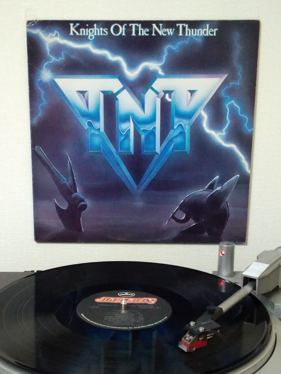 TNT - Knights of the New Thunder (1984) 
#nowspinning #NowPlaying️ #アナログレコード
#vinylrecords #vinylcommunity #vinylcollection 
#heavymetal 
#TNTband #Norway 🇳🇴
