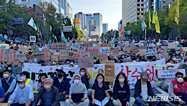 RedStarOverAsia's tweet photo. New EP on South Korea's climate justice movement. Great convo with Seon Cheol about how Korea's climate justice movement came out of a desire to resist co-option by the state and work closer with labor unions and social movements

https://t.co/Ut5VL08SBZ https://t.co/DJtamdSxbs