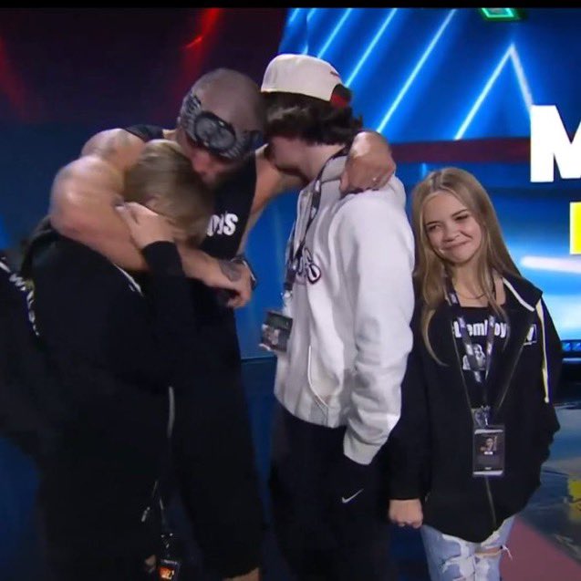 WrestlingInc's tweet image. A beautiful moment between Mark Briscoe and his nieces and nephew. #AEWDynamite #DemBoys