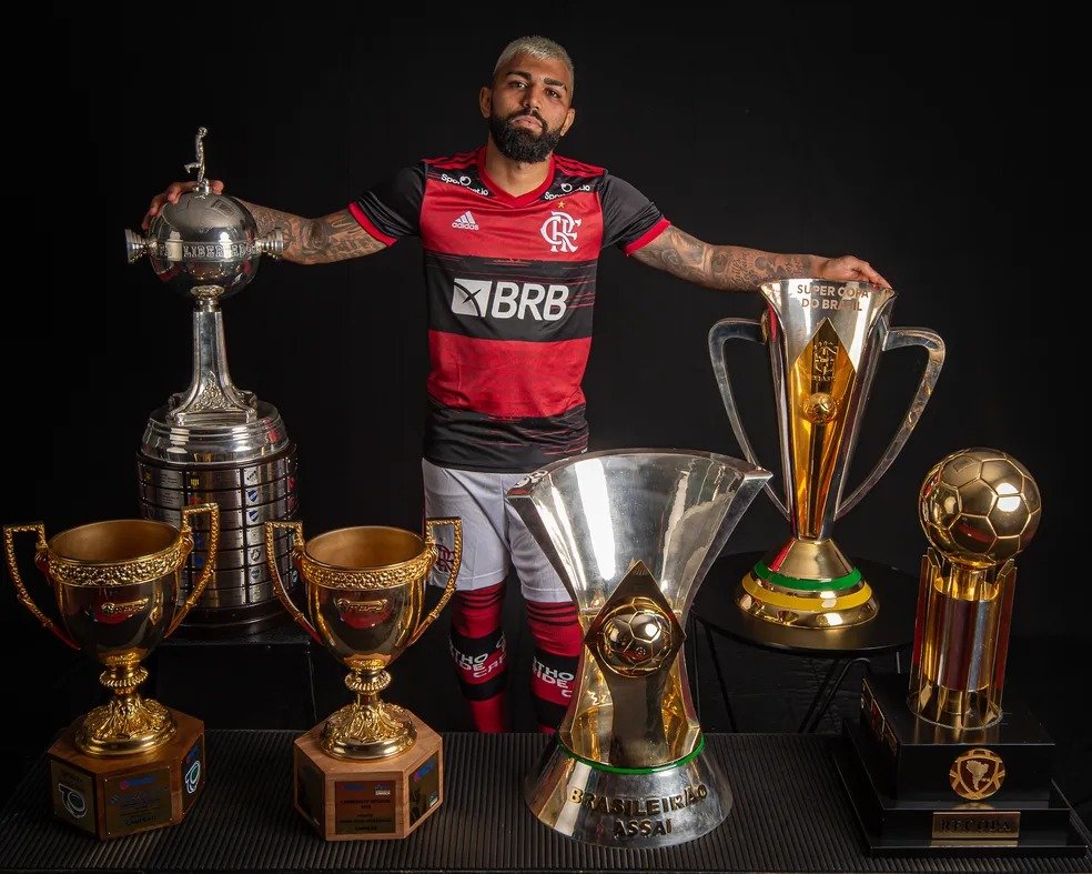 nayeoncarioca's tweet photo. "Gabigol não é mais o mesmo"
"Tem que vender essa porra"
"Ela nunca vai te amar de novo"

Eu triste lendo isso: https://t.co/RyKzB8wQ8W