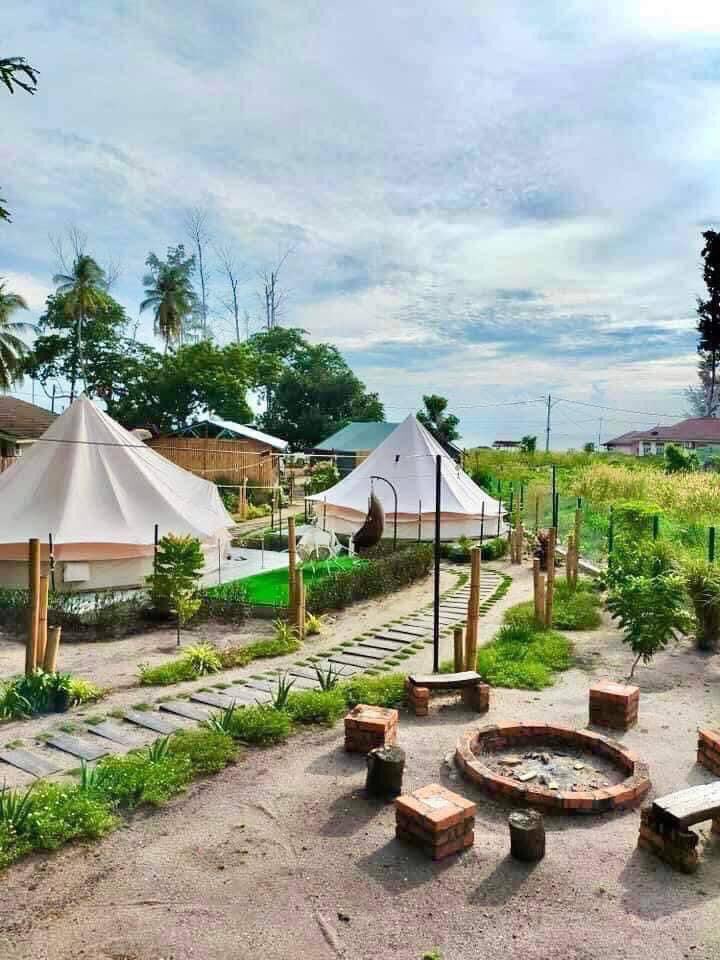 afeezvanilla's tweet photo. Jom Glamping dekat Melaka. Staycation ni tepi laut. Tent diorang sediakan nice. Kemudahan semua lengkap. Aktiviti lain korang boleh plan sendiri seperti memanah, congkak, ATV dan lain-lain lagi. 😊

📍The Baruh Glamping, Melaka https://t.co/nCKT64TyId
