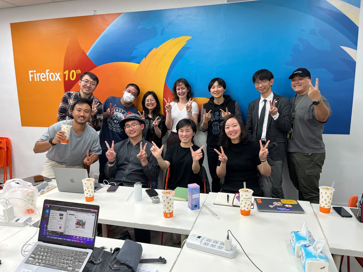 Happy to have had all these ppl contributing to our #vTaiwanforAll meeting today! It was inspiring to see how our guest Madeleine Daepp <a href="/MSFTResearch/">Microsoft Research</a> thoughtfully facilitated the discussion in an interactive way- as if we're playing real-life <a href="/UsePolis/">Polis</a>.
Also, V-sign for vTaiwan✌🏽