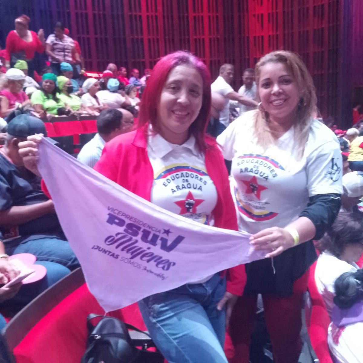 @leoalvacabrera @TeatroOperaMcy @CongresoNueva @HectoRodriguez @Soykarinacarpio @dcabellor @PartidoPSUV @ramolinap El Movimiento de Educadores de Aragua desde el TOM del Teatro de la Opera de Maracay apoyando a los movimientos sociales para una Venezuela unida🇻🇪 con la presencia del camarada @HectoRodriguez y nuestra Gob. @Soykarinacarpio #AvanzamosParaVencer