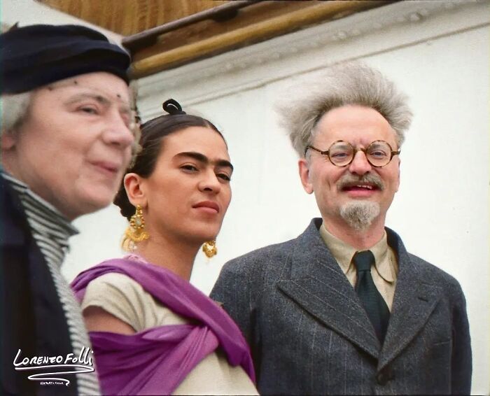 El revolucionario ruso León Trotsky (derecha), la artista mexicana Frida Kahlo (centro) y la revolucionaria y esposa de Trotsky Natalia Sedova, fotografiados juntos en México en 1937.