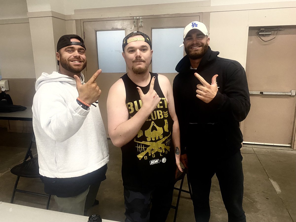 PrettyFNDeadly's tweet photo. I can now proudly say that Iβve met 2/3rds of the NEW @ringofhonor 6 Man Tag Team Champions, @theaustingunn and @coltengunn
#BANGBANGGANG
#THROWEMUP https://t.co/Sp7sr7lFnh