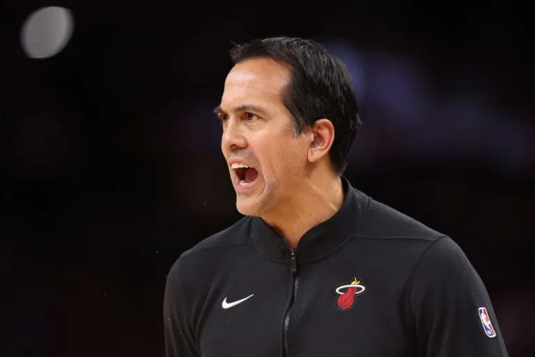 Cbet_latam's tweet photo. 🏆 Dos entrenadores legendarios en la cancha: Erik Spoelstra de #MiamiHeat y Nick Nurse de #TorontoRaptors.
Ambos con un legado impresionante 🏀 ¿Quién se llevará la victoria hoy?
#CoachingMasters #NBAShowdown 🌟 https://t.co/RkqRblYFqD