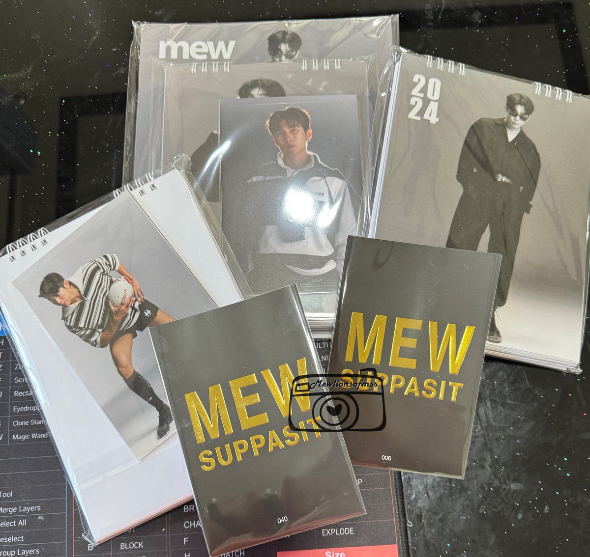 mewlionsofmss's tweet photo. ปฏิทินทยอยมาส่งแล้ว ใด ๆ คือ บัตรทองมาอยู่ในมือแล้ว 🎫 เราจะได้เจอกันทั้งวันไปเลยนะ  

ปล. สำหรับคนที่พรีออเดอร์ไว้ จะรีบจัดส่งให้นะคะ 🙏🙏 ขอบคุณทุกการสนับสนุนจากใจ 💙💙

@MSuppasit 
#MewSuppasit
#MewMoriesBDFM24
 #มิวศุภศิษฏ์ https://t.co/CHsTlv0Jlk