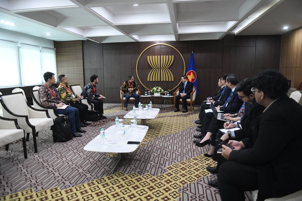 Earlier today at ASEC, SecGen Dr. Kao Kim Hourn held a meeting with President Director of Shanghai SUS Environment Co., Ltd. Dr. Long Jisheng. They discussed potential collaboration on exchanging best practices, innovation, waste management and waste-to-energy solutions.