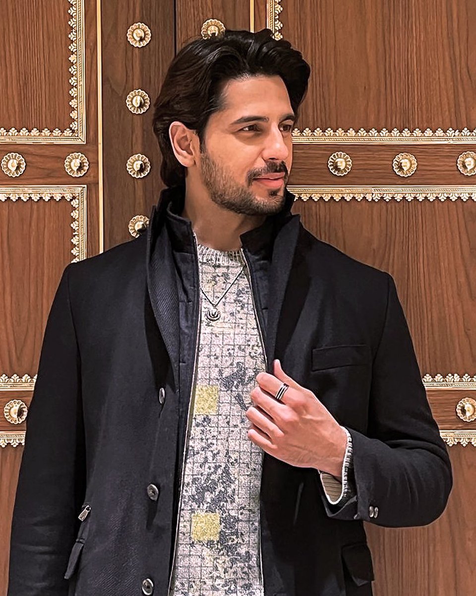 SidMalhotra's tweet photo. Weather thanda, sab changa, Dilli da launda. 😎 https://t.co/hxcShDkxiH
