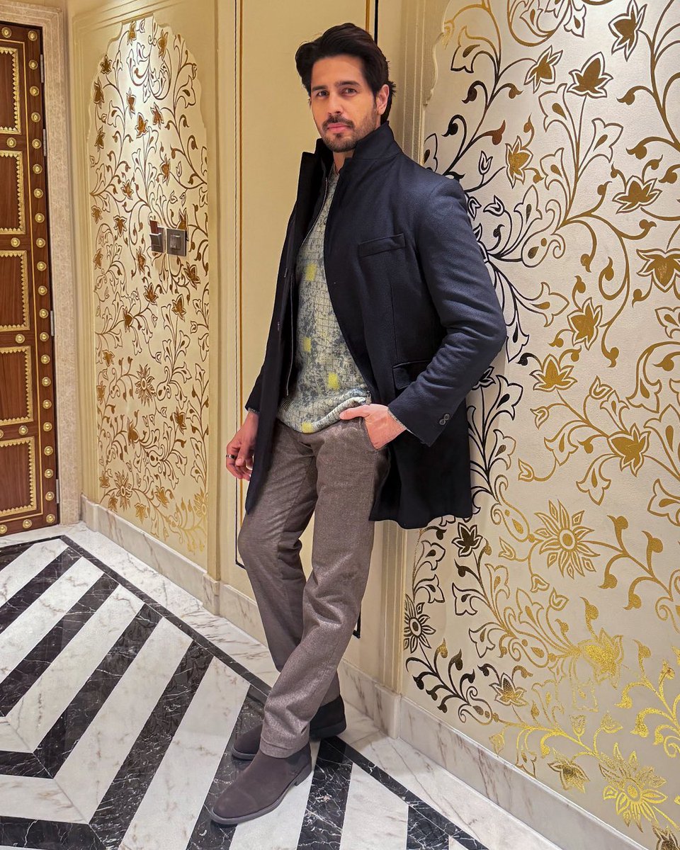 SidMalhotra's tweet photo. Weather thanda, sab changa, Dilli da launda. 😎 https://t.co/hxcShDkxiH
