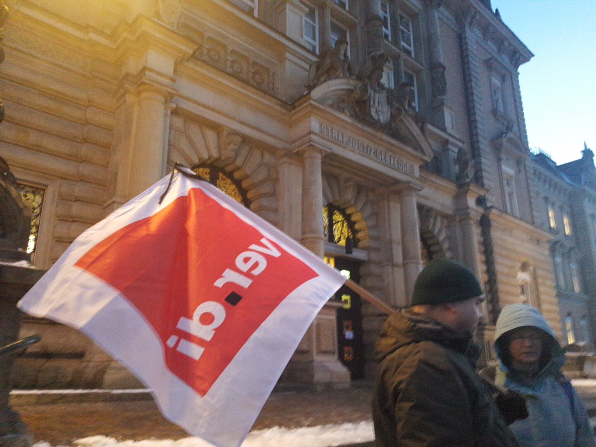 Kundgebung vor dem Landgericht Hamburg, wo heute der #Rondenbarg-Prozess beginnt. 
<a href="/_verdi/">Ver.piss.di</a> ist gut vertreten, es sind mehrere Gewerkschafter*innen unter den Angeklagten. Der Prozess beginnt heute um 9.30 Uhr.
#hh1801