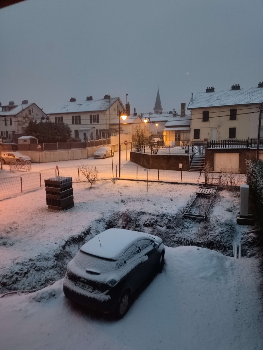 Chute de neige importante sur Joeuf (54) avec -0.4°C

<a href="/MeteoExpress/">Météo Express</a> <a href="/KeraunosObs/">Keraunos</a>