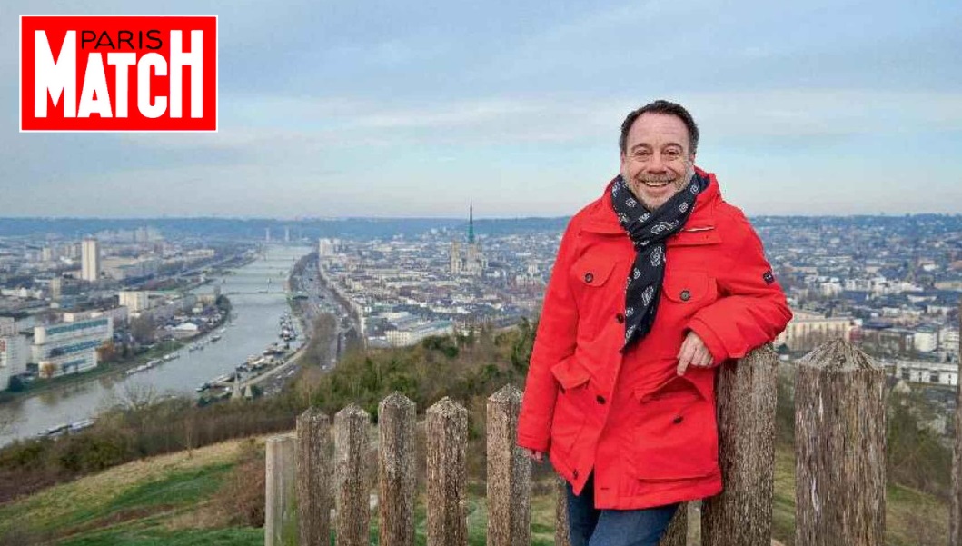 Paris Match consacre une double-page à Michel Bussi à l’occasion de la parution de son nouveau roman «Mon Cœur a déménagé ». Balade dans le cœur historique de Rouen sur les traces de son héroïne et des souvenirs de jeunesse de cet ancien prof d'université.⭐️⭐️⭐️