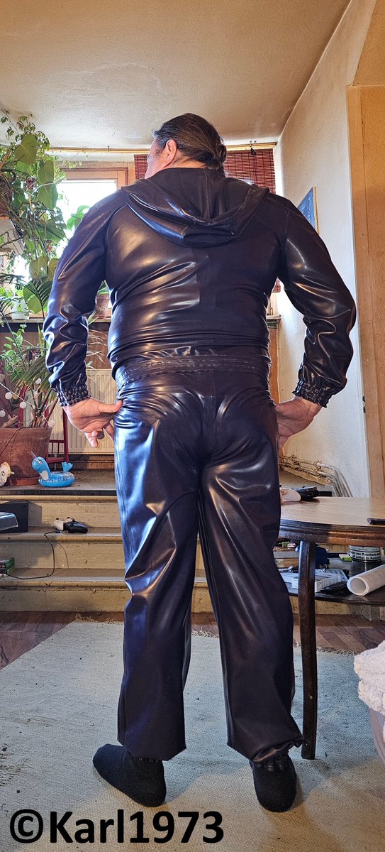 DaddyKarl1973's tweet photo. enjoying a free day in latex 😊 https://t.co/1lOf2sx0lS