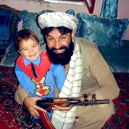 Helmand2023's tweet photo. *نـــــړي ميډيـا*
یوازیني خلک فدایان وو 
چې د ژوند او مرګ حق یې ادا کو😢
اوس ددي وخت ندی، 
چي د شهیدانو صفتونه وکړو؛ 
بلکي اوس ددي وخت دی،
 چي څنګه د هغو د وینو ساتنه وکړو..! https://t.co/BFQCvLTxtP