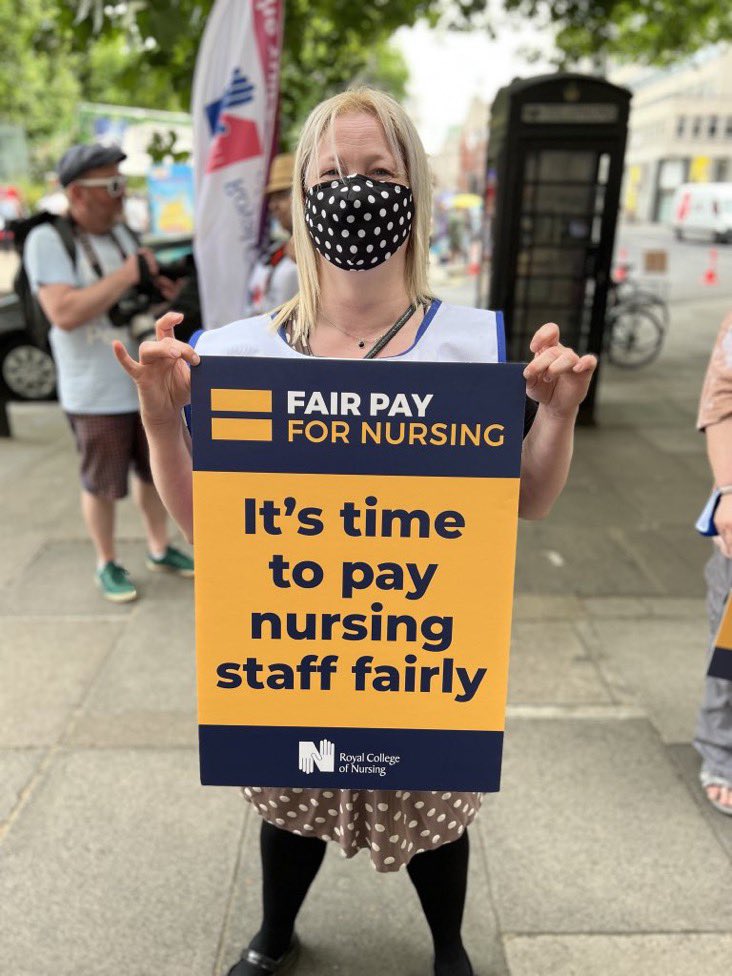 ✊🏻Solidarity to our Northern Ireland colleagues out on strike for 
#PayParity 
#FairPayForNursing 
#SafeStaffingSavesLife