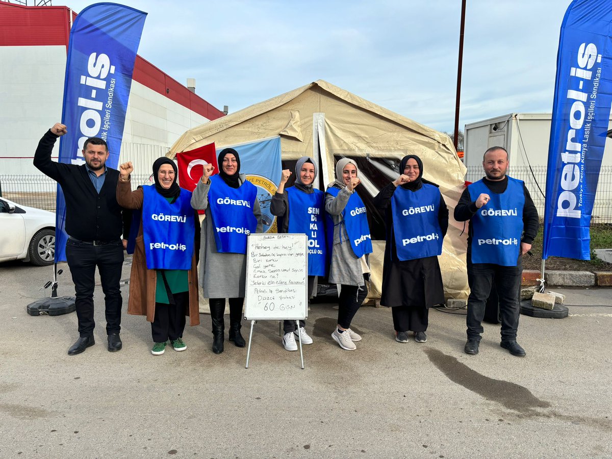 direnisi21869's tweet photo. #Burdabebekdirenişi 
Haksızlıklara Karşı 
Direnişimizin 60.günü
"Hehey de hey!
Bir sabahın üç kapısı var göğe
Biri korku
Çal yere,
Emek senin umut senin
Korku ne?
Yeter ki elin ellere kavuşsun."
DÜNYA YERİNDEN OYNAR İŞÇİLER BİRLİK OLSA...
✊✊✊
#Burdabebek 
#Weebayb
#Bebsi https://t.co/acj0pNZpwr
