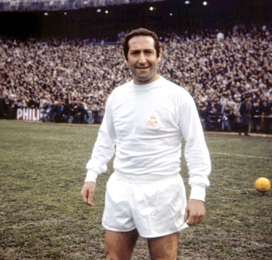 geoplaneta's tweet photo. Hoy se cumplen dos años de la muerte de #PacoGento. Declarado decano del fútbol por la FIFA, aún ostenta el honor de ser el único futbolista con seis copas de Europa en su palmarés. Esta es la biografía definitiva de una auténtica leyenda del fútbol.
https://t.co/S1tkiKCdPf https://t.co/g8mBOvGEYE