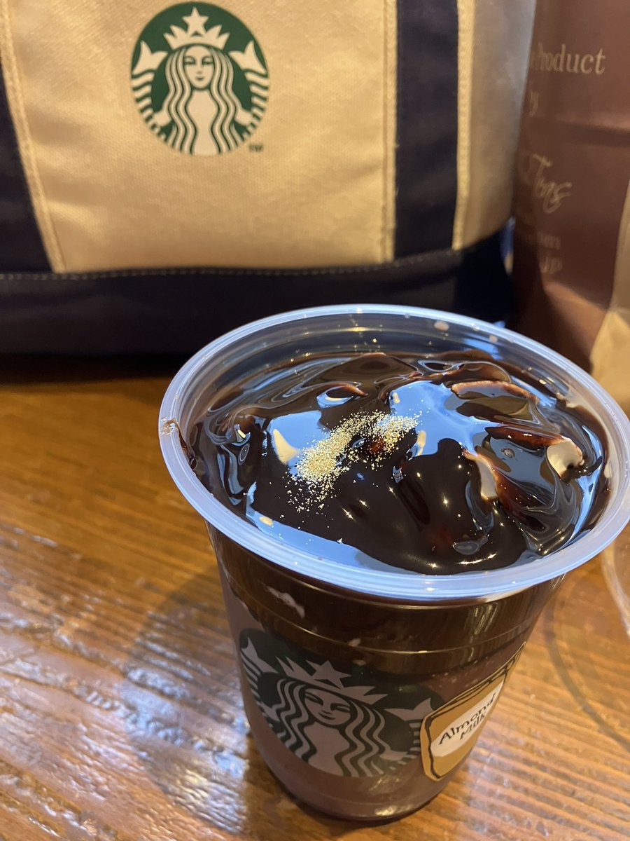 e_chai's tweet photo. [316/100] #100DaysOfStarbucks  
Opera Frappucino🍫🥛✨

去年のオペラも銀座で飲んだなーと思い出しつつ今回は1号店で頂きました😌今年のオペラも濃厚だー🍫

てか久しぶりに1号店行ったらシュルツさんのサインが！
スタバのお姉さんに聞いたら、本人が来てサインしてくれたらしい😲去年の4月かー😳 https://t.co/lDfBjoWhkX