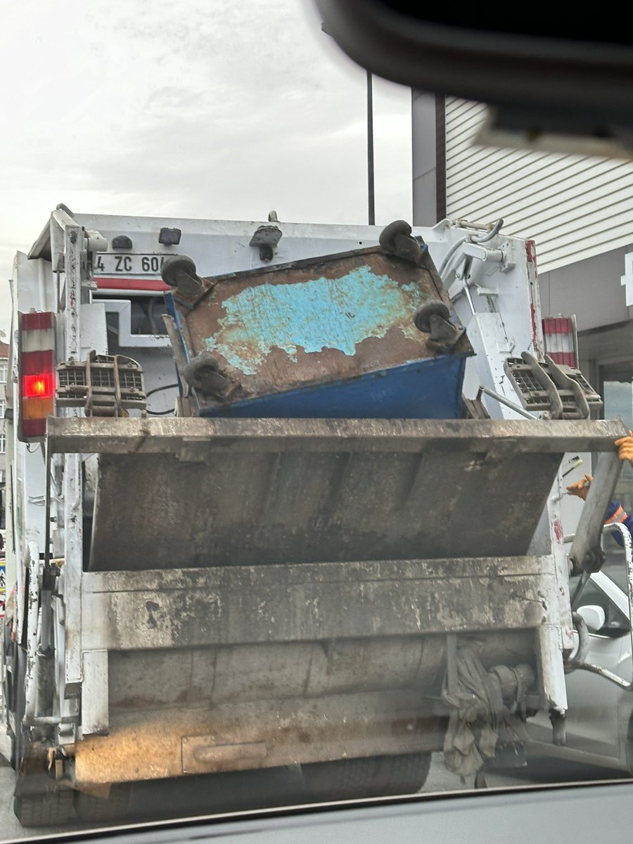 lasttrainto_'s tweet photo. @uskudarbld Sabah okul ve işyerine giden insanları trafikte bekletmek yerine başka vakitte çöp toplayamaz mısınız? https://t.co/nq6ydq9tcn