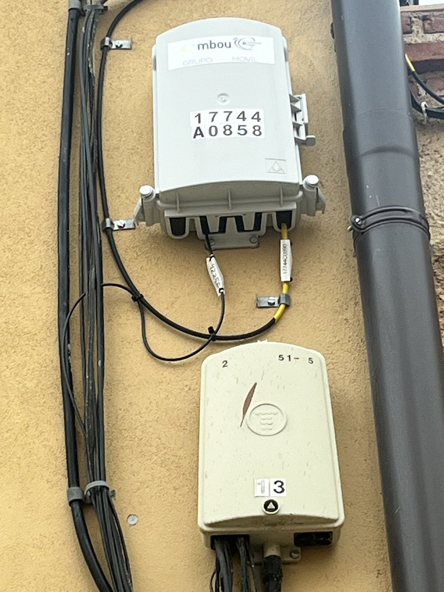 etiamzgz's tweet photo. @embou_com  a quien han pedido permiso para colocar su instalación en la fachada de una propiedad particular?? Porque ni una nota han dejado 😡 https://t.co/Xj5wBiJnNF