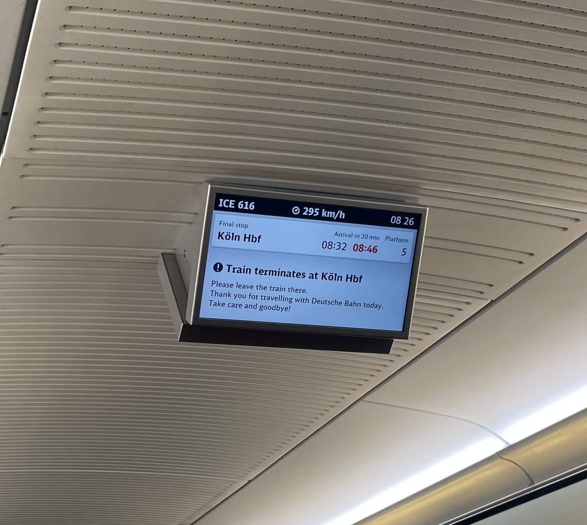 Lothar Becker - @lothar_becker@mastodon.social (@lothar_becker) on Twitter photo Heute Termin in Köln, bei aller Kritik an der <a href="/DB_Bahn/">Deutsche Bahn Personenverkehr</a>, man kann nicht behaupten sie würden es nicht versuchen … siehe Geschwindigkeit und neben der Strecke stecken Autos im Schnee fest auf der Autobahn 😄 Heute Termin in Köln, bei aller Kritik an der <a href="/DB_Bahn/">Deutsche Bahn Personenverkehr</a>, man kann nicht behaupten sie würden es nicht versuchen … siehe Geschwindigkeit und neben der Strecke stecken Autos im Schnee fest auf der Autobahn 😄
