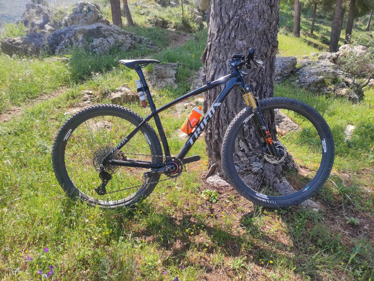TrifoxBike's tweet image. No mountain can beat this ride! 🚵‍♂️ Our ultra-light mountain bike is designed to take you on any mountain road, no matter how challenging.  
👉 bit.ly/45PtLd0   So gear up, adventure awaits!

#sdy20 #ultralight #carbonhardtailmtb #downhillmountainbiking #mtbgram