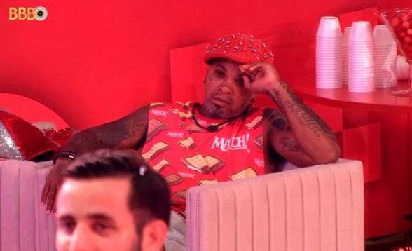Rodriguinho assiste show de Leo Santana com desânimo no BBB 24 - Foto: Globoplay