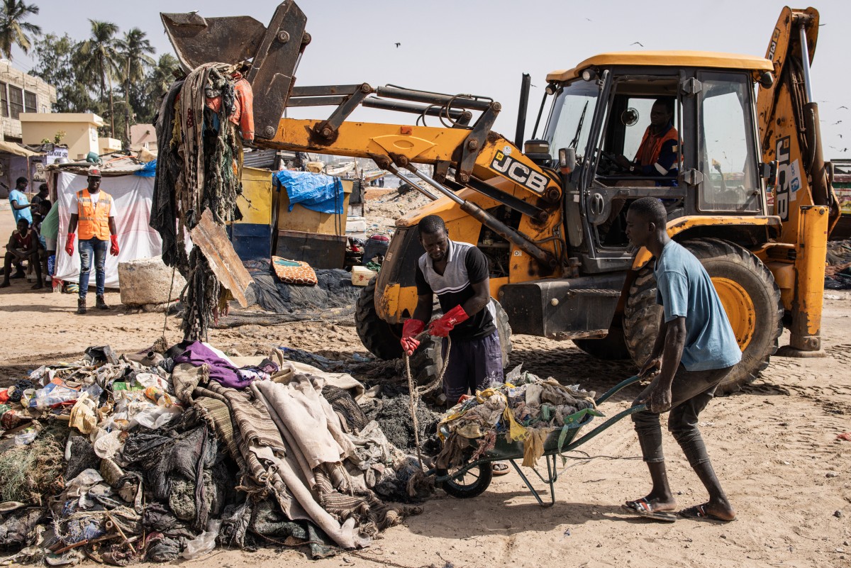 AJEnglish's tweet photo. Senegal’s Hann Bay, a tourist paradise turned industrial sewer — in pictures. 

🔗: https://t.co/ME4GRNEv3m https://t.co/FJl2qRNJll