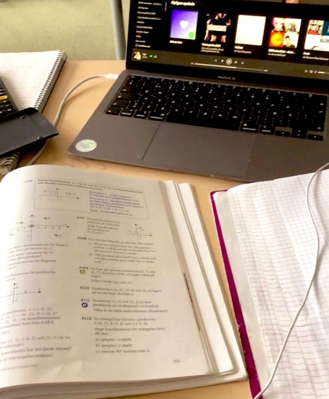 mirellassblog's tweet image. bem vindos !! ☕️🌷

- #studytwt &amp;amp; #studytwtbr 
- 06, ela/dela 
- foco: enem &amp;amp; vest unb / pas
- vestibulanda de med

🩷:: livros, música, séries, filmes e moda! 

♡/↺ = mutuals !!