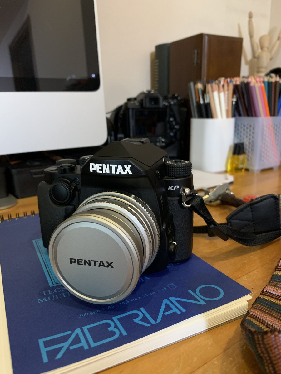 risaairkuro's tweet photo. 今日は何となくPENTAX気分。
#お散歩カメラ #PENTAX #ペンタックス #ペンタックスkp #PENTAXkp #デジタル一眼レフ #リミテッドレンズ #FA43㎜f1.9limited https://t.co/7SCtkuMHOn
